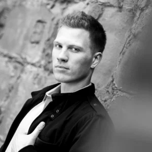 "Aleksandrs SEO and found of Yolomania profile picture posing"